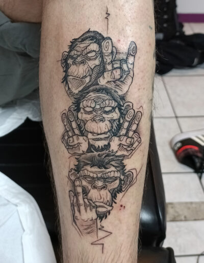Tatouage 3 singes black work by Ju