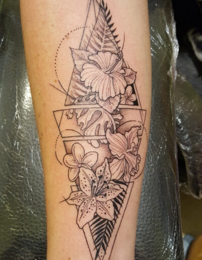 Tatouage compo florale black work by Ju
