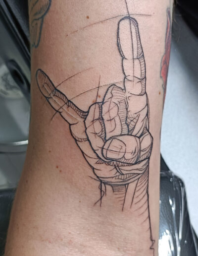 Tatouage main rock black work by Ju