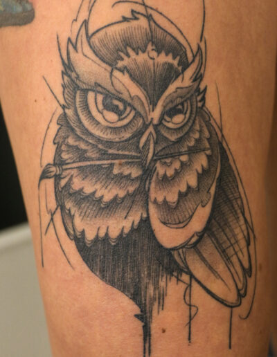 Tatouage hibou peintre black work by Ju