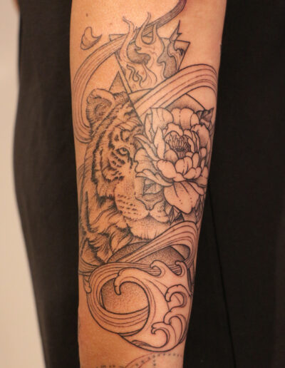 Tatouage lion fleur black work by Ju