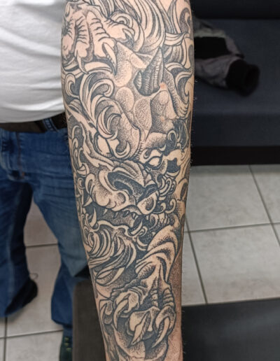 Tatouage Fu Dog black work by Ju