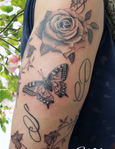 Tatouage papillon et roses by Mika